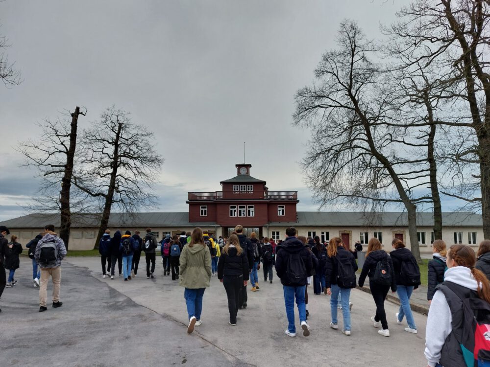 Schüler auf dem Weg zum Torgebäude Buchenwald