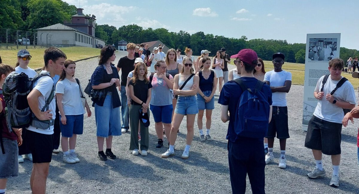Weidigschüler während Führung Gedenkstätte Buchenwald