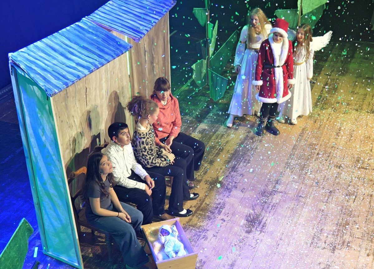 Sophia Müller, Romanos Esber, Maria Keuscher, Mathilda Polag, Philippa Hoenen, Enya Kahnert, Greta Yeniay (von links)b