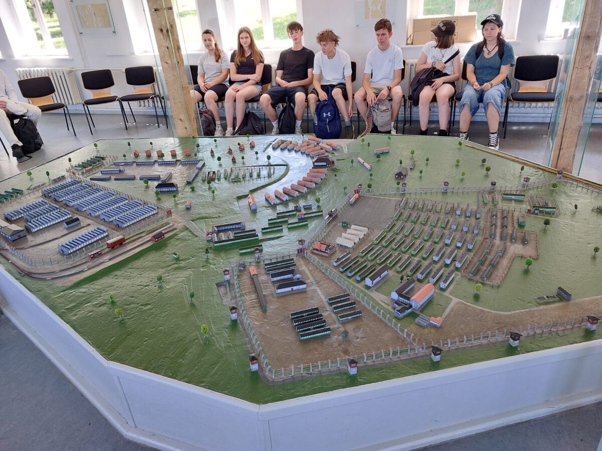 Bild-2-Weidigschüler vor dem alten Modell der KZ-Gedenkstätte Buchenwald