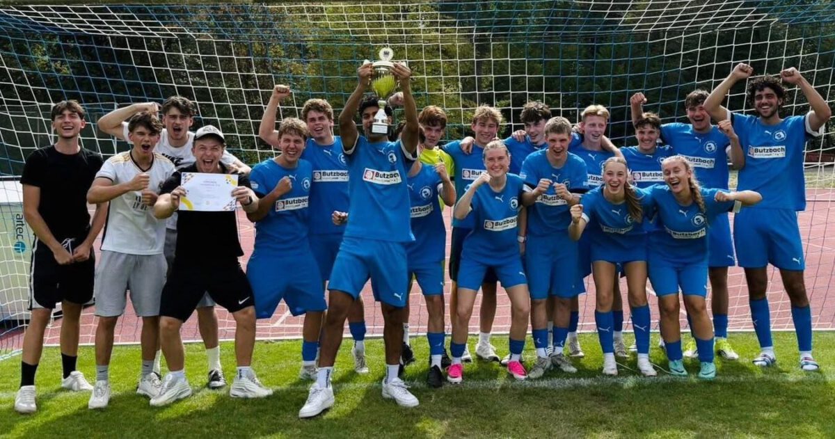 Die gemischte Fußball-Oberstufenmannschaft der Weidigschule siegte beim Oberstufencup in Bad Nauheim